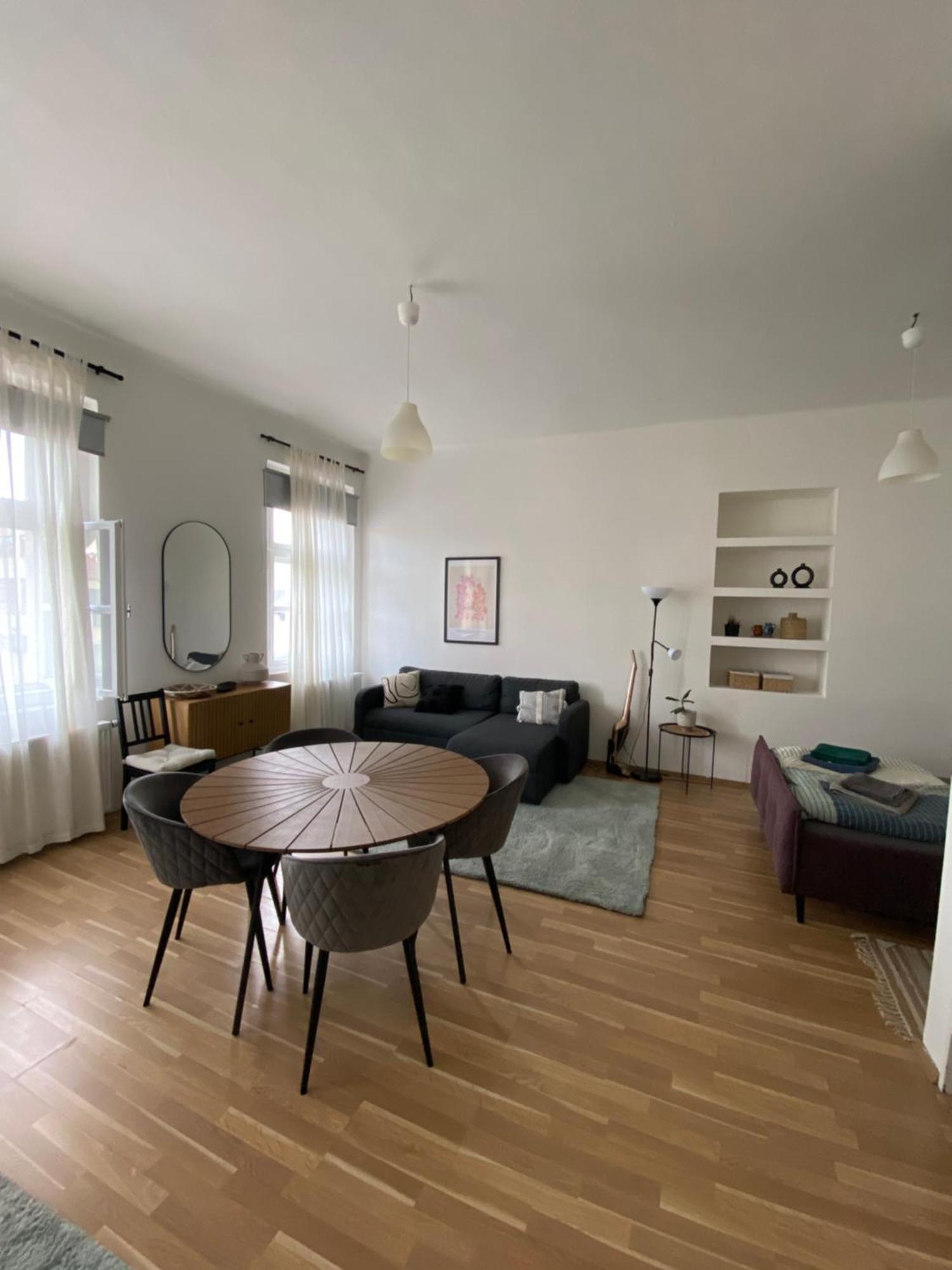 Roomy Close To Palmovka Appartamento