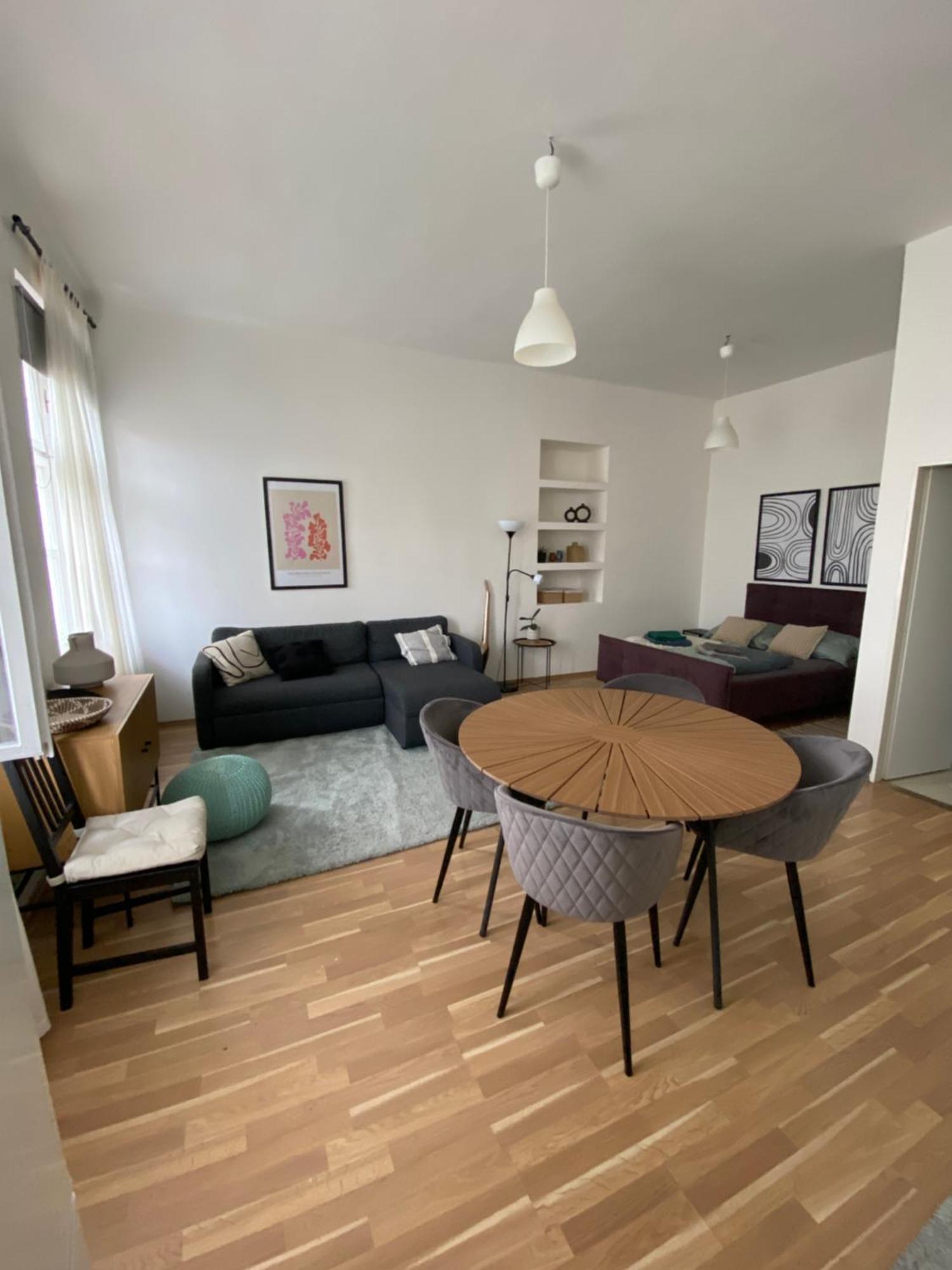 Appartamento Roomy Close To Palmovka Praga
